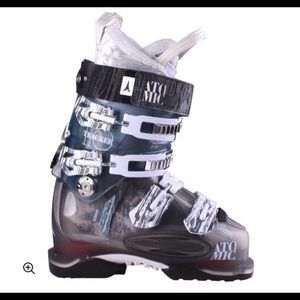 Women’s ski boots